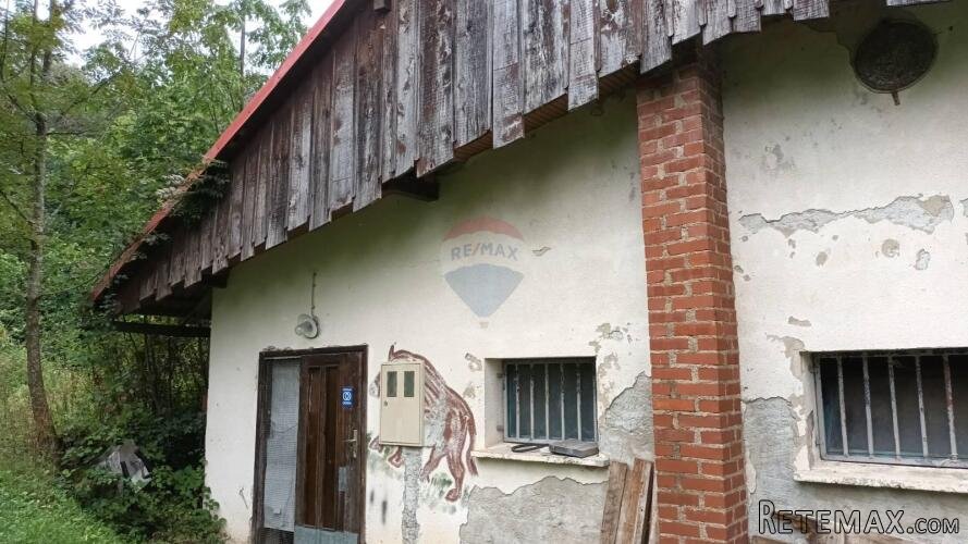 Vrbovsko, zemljište od 10.000 m2 s gospodarskim zgradama - 5