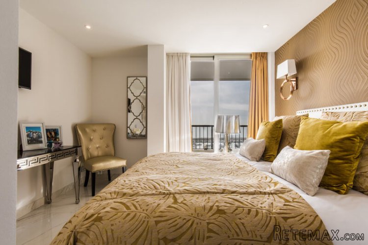 Fantastic first line apartment in the prestigious..
