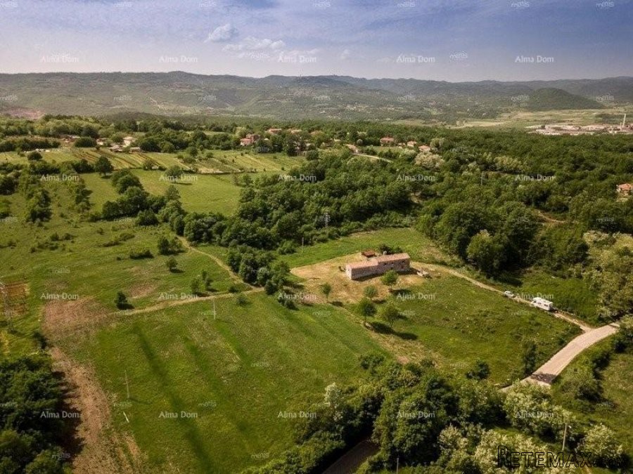 Istarsko imanje sa pogledom na Učku u Kršanu