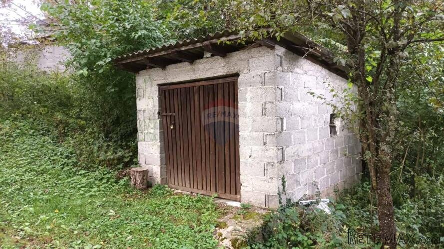 Vrbovsko, zemljište od 10.000 m2 s gospodarskim zgradama - 10
