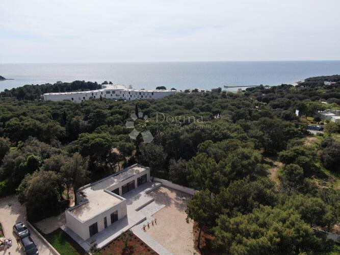 ISTRA ,ROVINJ -MODERNA VILA SA PROSTRANOM OKUĆNICOM !