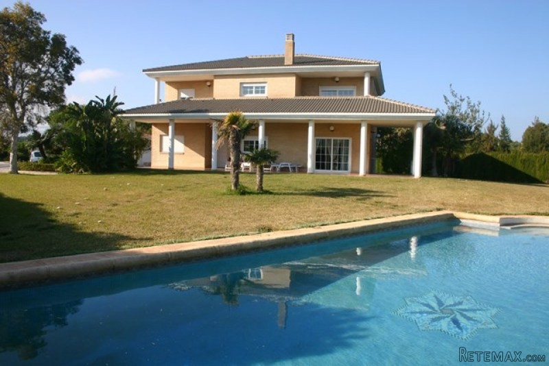 5 Bedrooms - Villa - For Sale