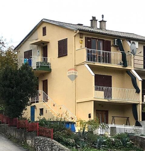 Novi Vinodolski – kuća s 3 apartmana i garažom