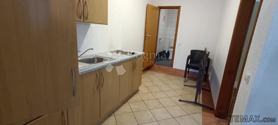 Omišalj, kuća sa 9 apartmana - 2