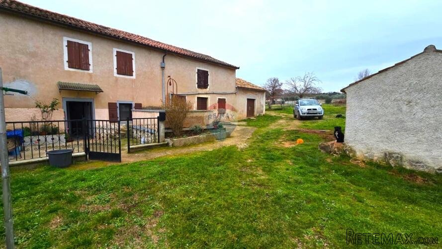 Rovinj, kuća + 2 pomoćna objekta na 4800 m2 okućnice