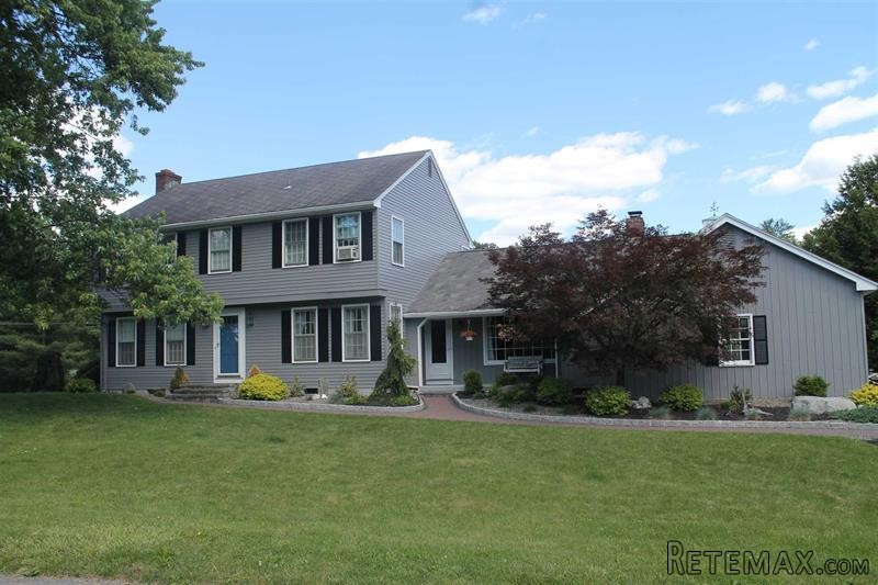 4 bedroom House For Sale: 1 Meadow View..