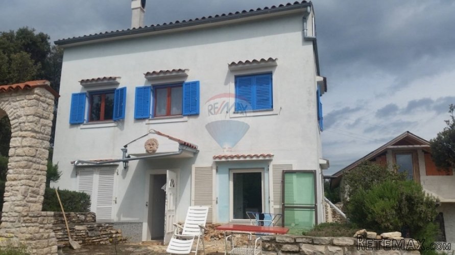 KUĆA S 3 APARTMANA NEDALEKO OD MORA!