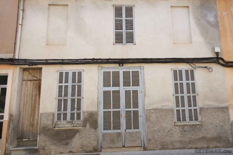 Three-story house to renew close to the..