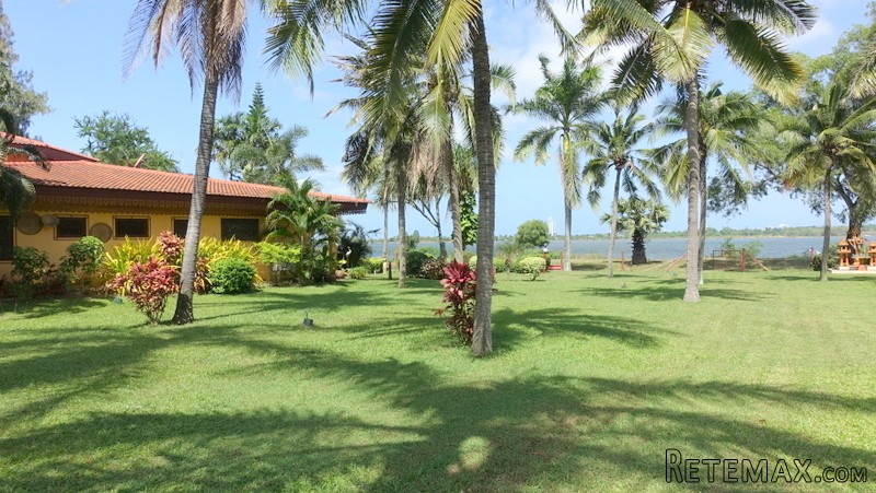 Beautiful lakefront resort for private..