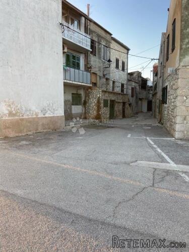 Kuća za renoviranje u centru Pirovca – mogućnost rekonstrukc