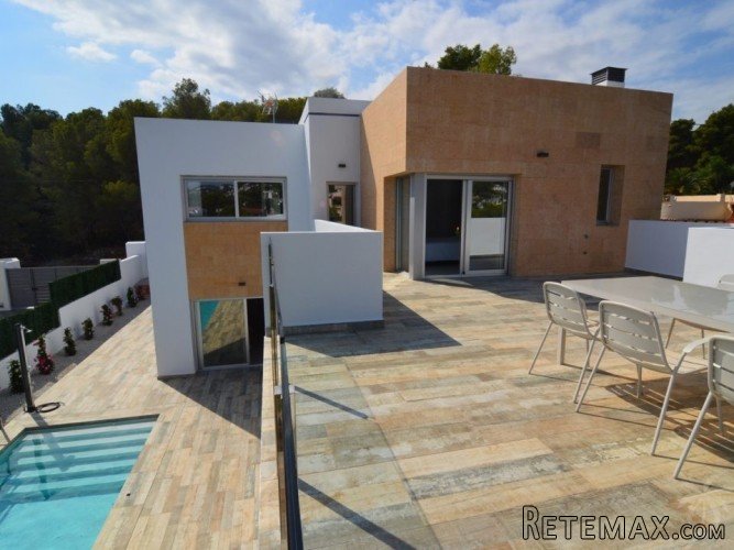Recently built modern villa located only 1km from the beach.. - 2