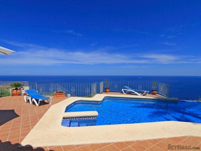 4 Bedrooms - Villa - Alicante - For Sale