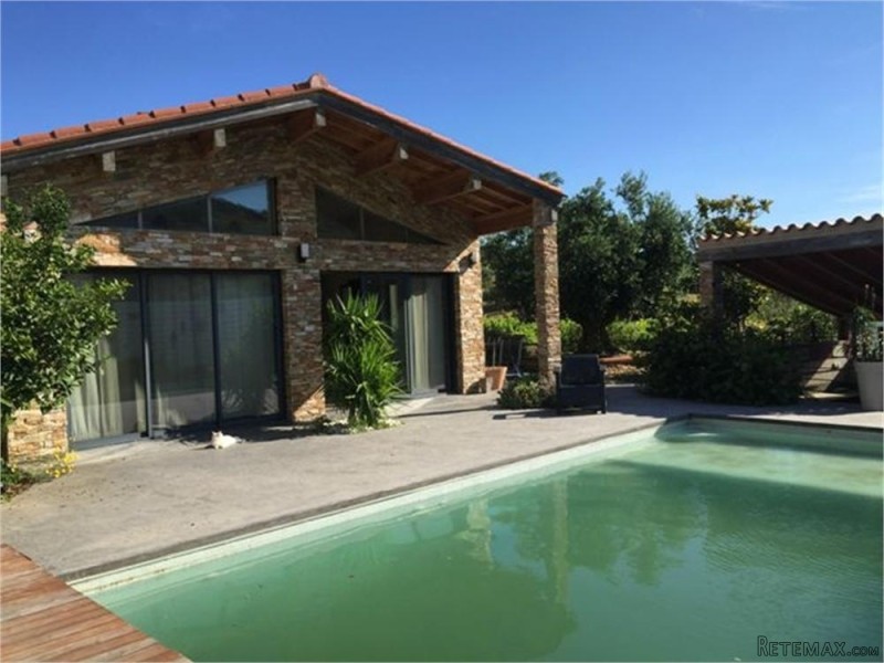 Smashing Property With Pool And Views..
