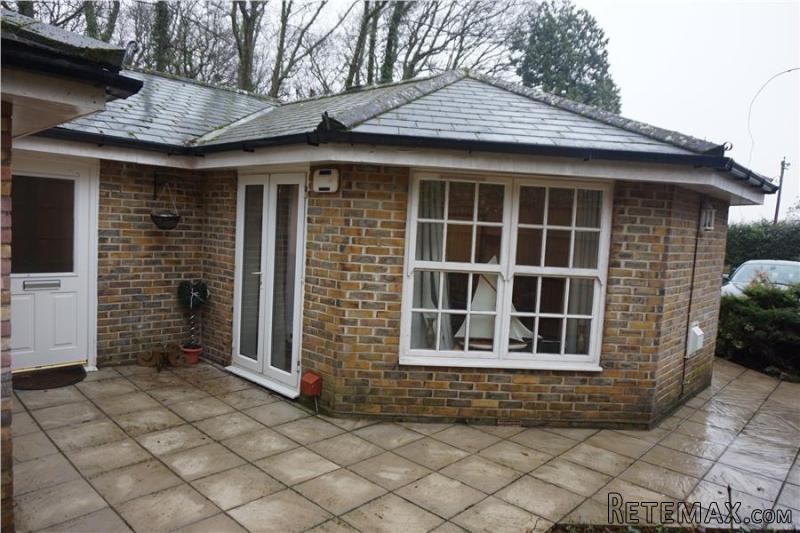 3 Bedrooms - House - Hampshire - For..
