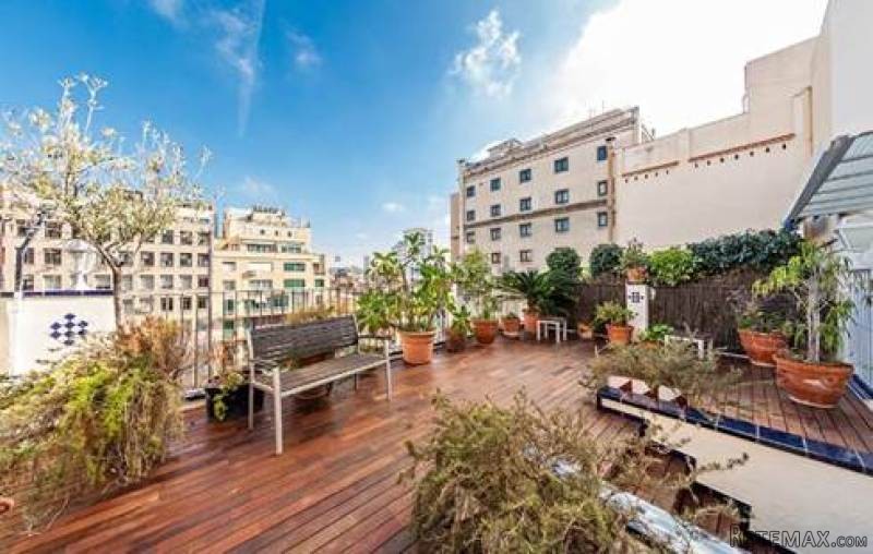 Penthouse apartment with 2 large..