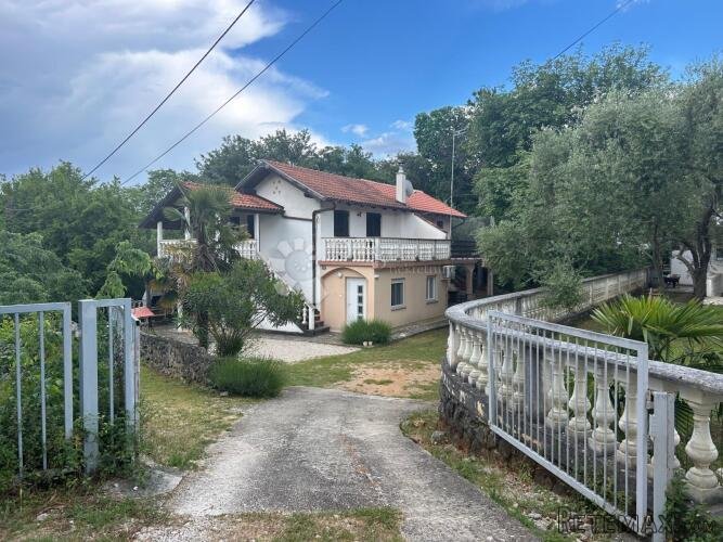 Dvojna kuća okružena prirodom