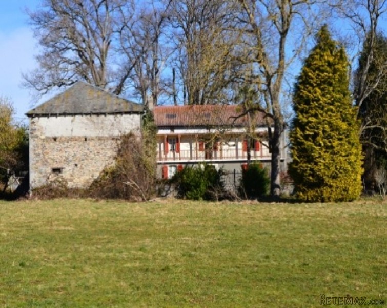 Courtyard maison de maître with cottage..