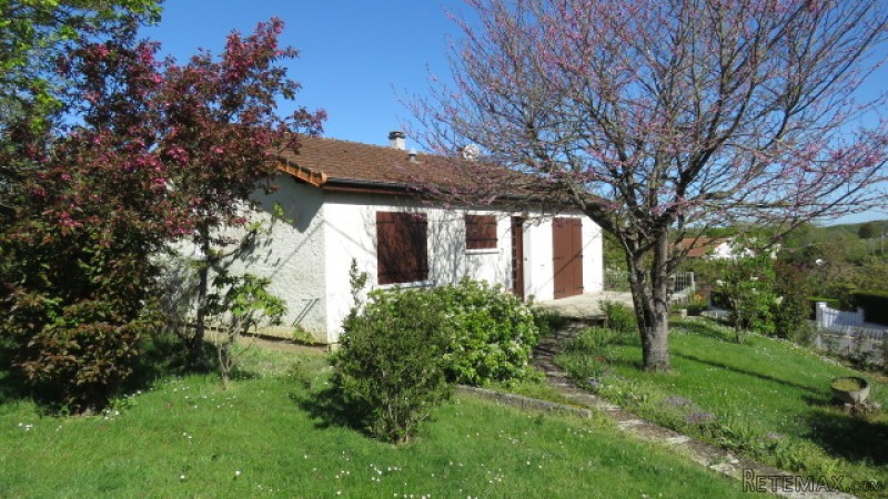 Quality bungalow in village with short..