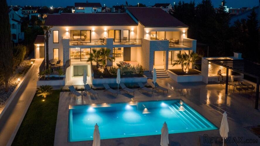 Istra, Poreč - moderna novogradnja sa bazenom i tri stambene - 3