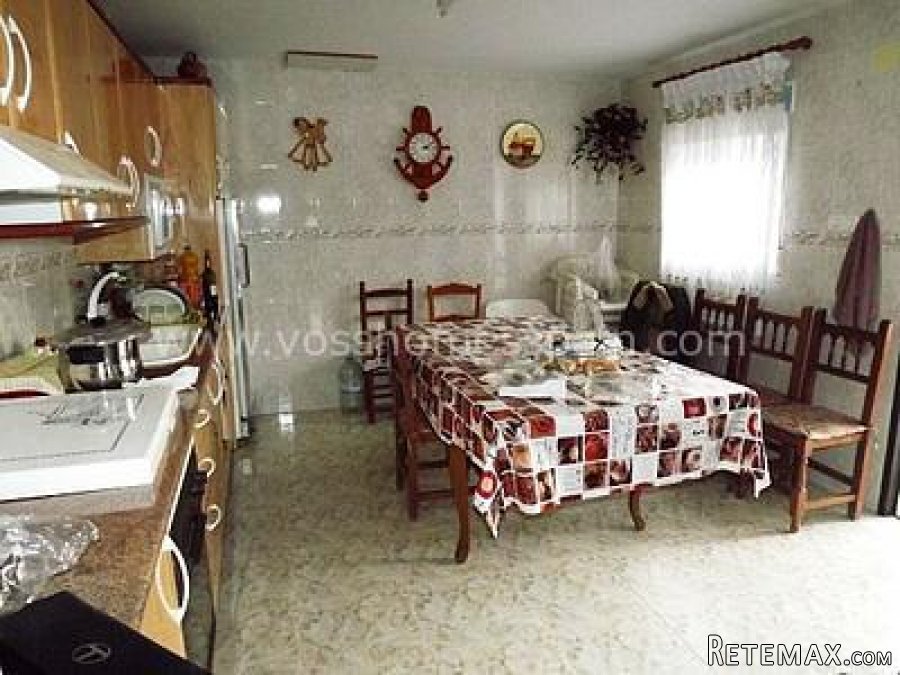 Large detached town house walking distance to amenities and.. - 4