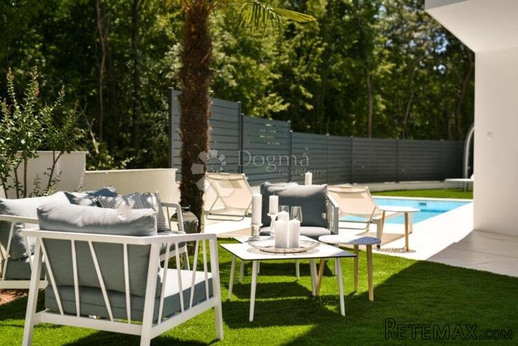 Njivice apartman 145m2 sa bazenom