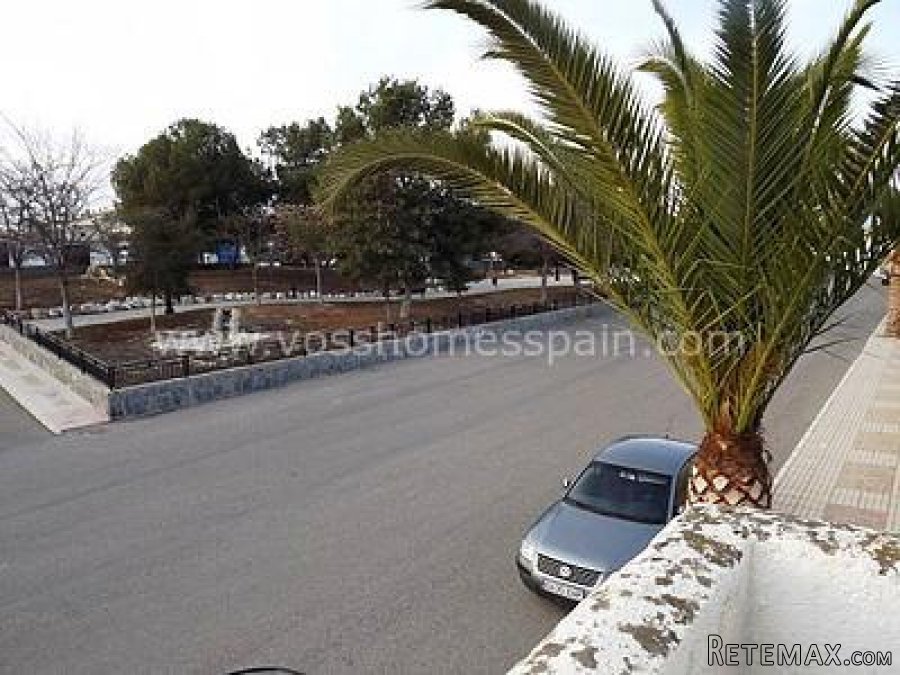 Large detached town house walking distance to amenities and.. - 10