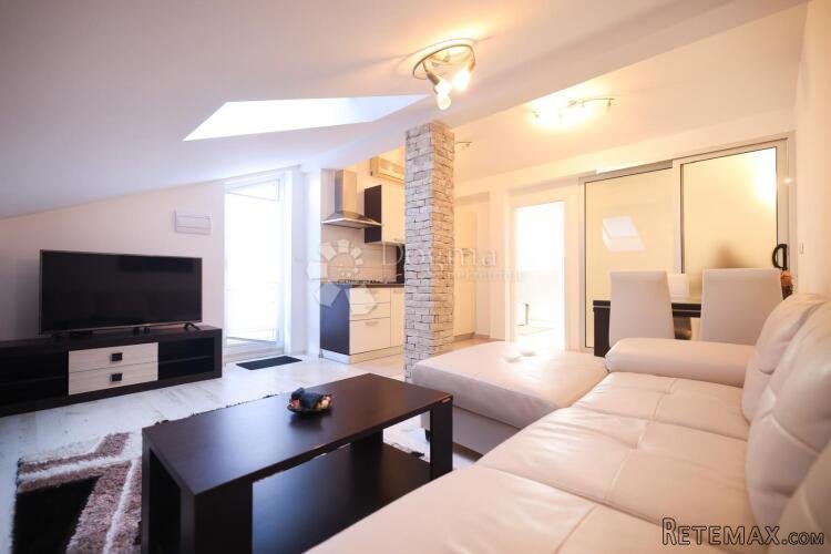 DVOETAŽNI APARTMAN 250 MOD MORA U ZATONU