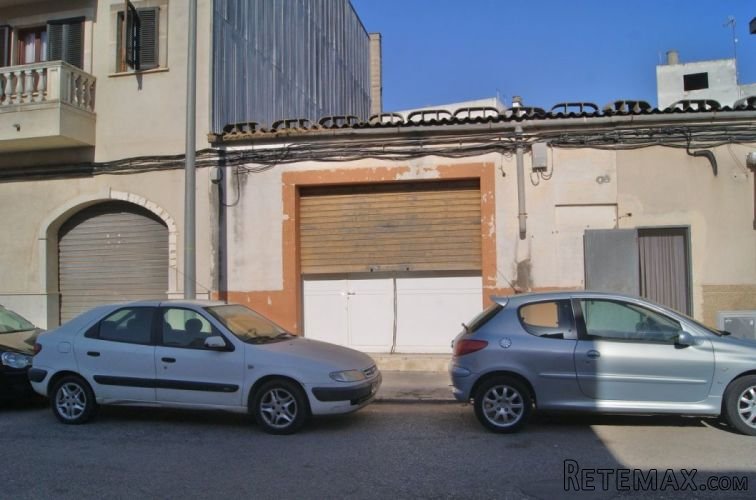 Excellent urban plot with a building for commercial or..