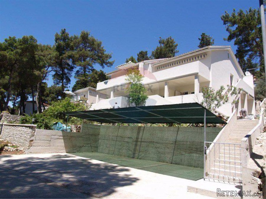 Mali Lošinj, samostojeća kuća sa šest apartmana