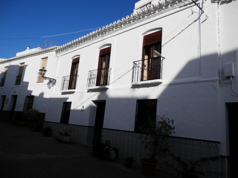 6 bedroom, 2 bathroom Townhouse, (build..