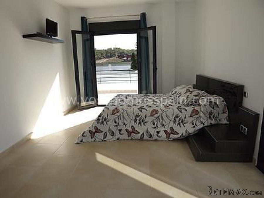 A modern, large and spacious, 5 bedroom, 3 bathroom, 2.. - 9