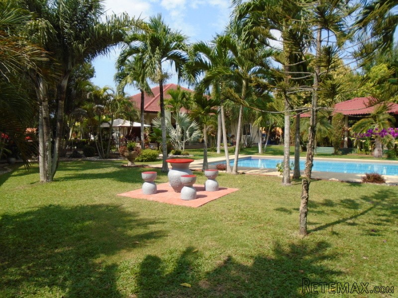 Resort style estate on 4.000 m2 at top..