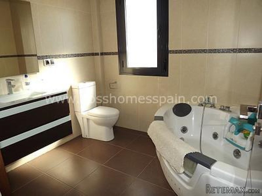 A modern, large and spacious, 5 bedroom, 3 bathroom, 2.. - 10