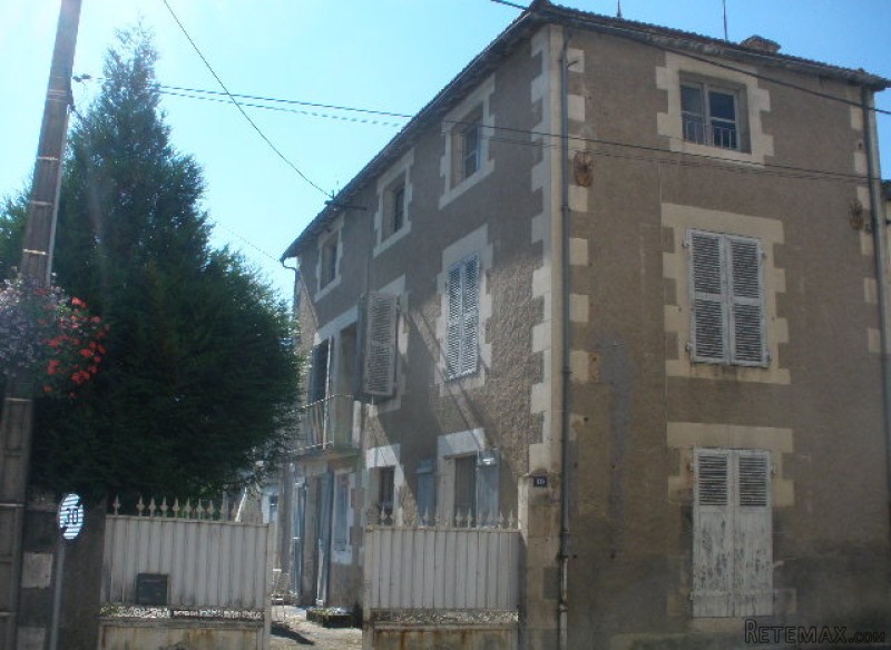 Really interesting townhouse with work..
