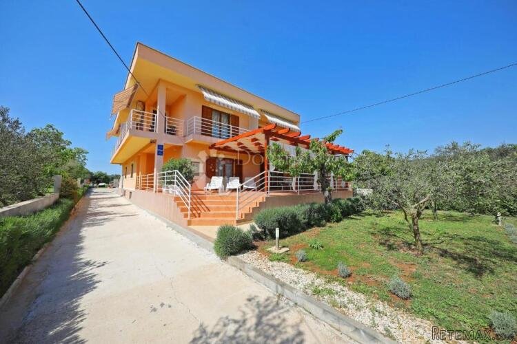 APARTMANSKA KUĆA U BLIZINI MORA I PLAŽE - SUKOŠAN