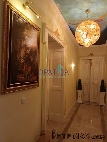 Lovran, uređena etaža od 136 m2, terasa, vrt u vlasništvu, p..