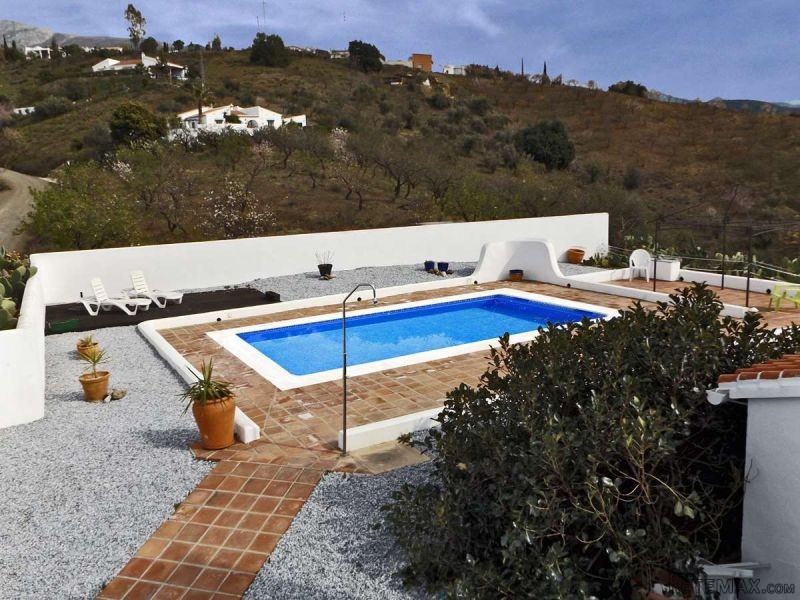 Villa for Sale in Sedella 275.000..