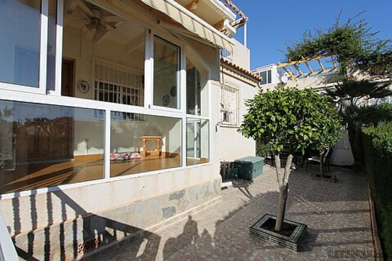 3 Bed Townhouse Overlooking the Pool - 2