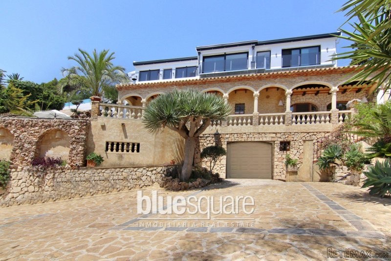 Spectacular mansion with amazing sea..