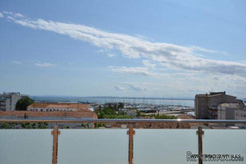 ROSES: Very nice apartment overlooking..