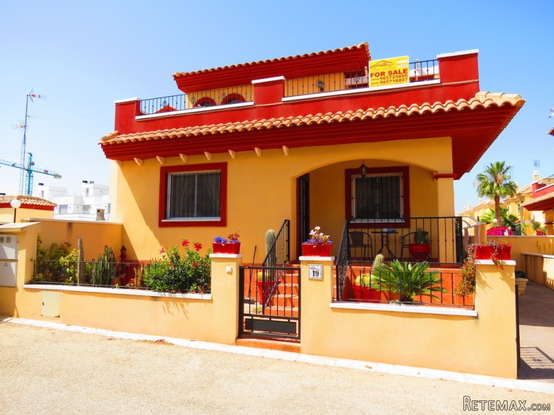 Semi-Detached Villa In Quesada..