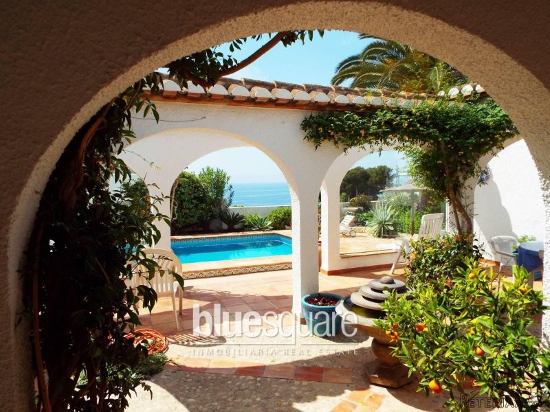 Charming 4 bedroom villa with sea view