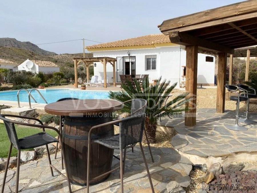 NEW & EXCLUSIVE TO VOSS HOMES - A lovingly maintained &.. - 2