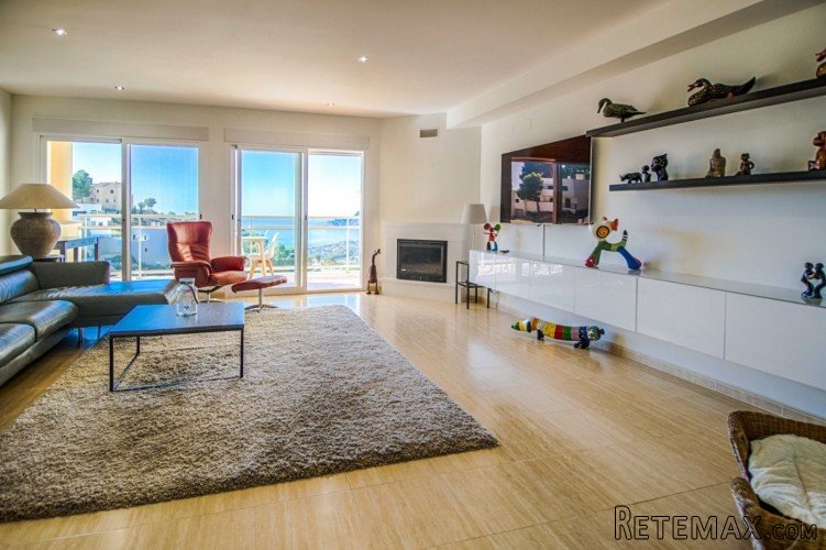 This spacious renovated corner house is located in a quiet.. - 2