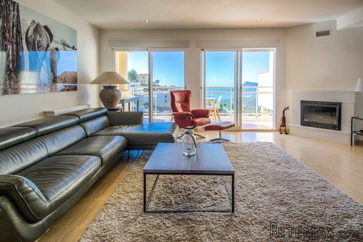 This spacious renovated corner house is located in a quiet.. - 3