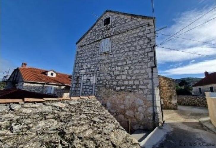 KAMENA STARINA ZA ADAPTACIJU NA OTOKU BRAČU