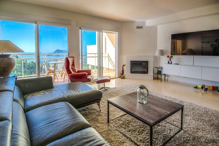 This spacious renovated corner house is located in a quiet.. - 4