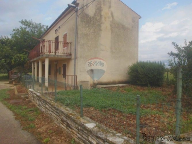Istarska kuća sa velikom parcelom blizu mora