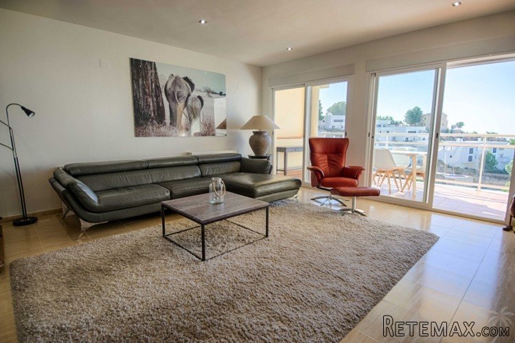 This spacious renovated corner house is located in a quiet.. - 6