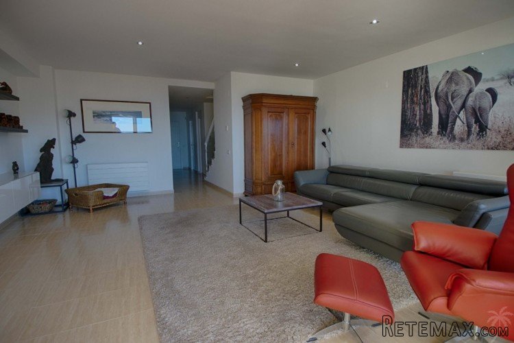 This spacious renovated corner house is located in a quiet.. - 7